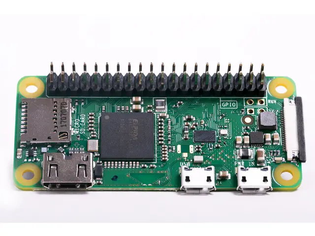 RASPBERRY PI FOUNDATION Raspberry Pi Zero WH (Zero W with Headers)