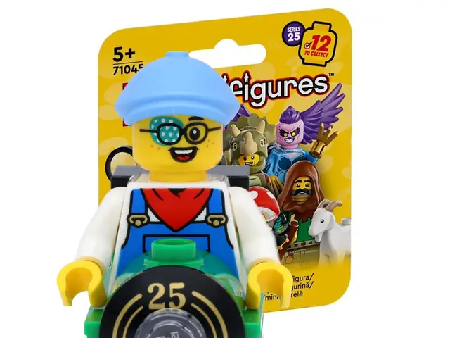 LEGO 71045 Minifigures - Serie 25 - Sammelfigur für Lego Fans: #06 Junge im Lokomotiven-Kostüm