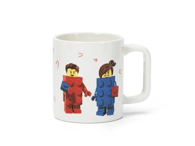 ROOM COPENHAGEN A/S LEGO Keramikbecher (300 ml) mit dem Motiv "Love".