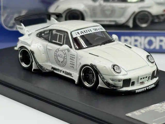 STREET WEAPON Street Weapon - 1/64 Porsche RWB 993, white